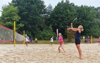 Volle Konzentration! 116 Spielerinnen und Spieler sind bei den Bayerischen Meisterschaften im Beachtennis in Schnaittenbach an den Start gegangen.