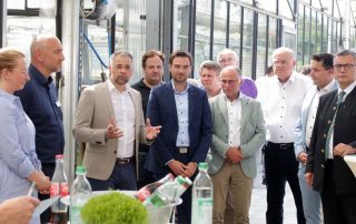 Eine gelungene Premiere feierte der Sommerempfang der Mittelstands-Union Nordoberpfalz in der Gärtnerei Steinhilber in Neustadt/WN (vorne v. l.): Christa Steinhilber, Reinhard Steinhilber, Dr. Alexander Herzner, Landtagsabgeordneter Dr. Stephan Oetzinger, stellvertretender Landrat Albert Nickl, Bezirkstags-Vizepräsident Lothar Höher, der Weidener CSU-Kreisvorsitzende Stephan Gollwitzer und Staatsminister Dr. Florian Herrmann.