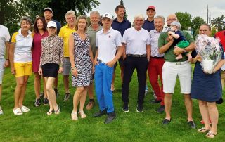 GLCS-Präsident Harald Thies (l.) und Spielleiter Reinhold Scharl (r.) gratulierten nicht nur den Gewinnerinnen und Gewinnern des PC IV-Cups, sondern auch Katalin und Paul Cormann zur Geburt ihres Sohnes.