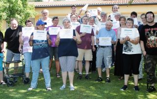 Die 35, 40 und 45 Jahre in der HPZ-Werkstatt Beschäftigten sind am Mittwochnachmittag für ihr langjähriges Engagement und ihren Einsatz von Vorstandsmitglied Claudia Prommersberger (3. v. r.), von Werkstatt-Gesamtleiter Josef Albang (r.), von Steffi Rothballer vom Sozialdienst (6. v. r.) und von den Mitgliedern des Werkstattrates, Ingo Kraus (l.), Frauenbeauftragte Monique Krenzin (2. v. l.) und Simon Lang (2. v. r.) ausgezeichnet worden.