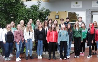 Willkommen im HPZ Irchenrieth: Ausbildungsleiterin Tina Beer (l.) und die JAV-Vertreter*innen Felix Beimler (5. v. r.), Kim Regn (2. v. r.) und Elisa Schiller (r.) begrüßten am Freitagmorgen 24 neue Auszubildende.
