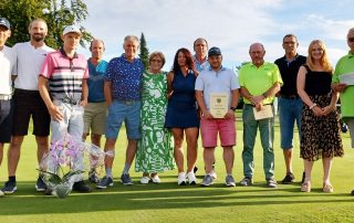 Eine rundum gelungene Angelegenheit war der „Kuno-Cup 2023“ des GLC Schmidmühlen, bei dem sich Spielleiter Reinhold Scharl (r.) bei Clubwirt Roland „Kuno“ Konopisky (6. v. r.) für dessen Unterstützung bedankte.
