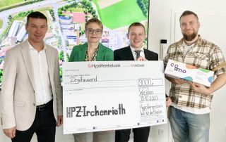 Strahlende Gesichter: HPZ-Vorstandsvorsitzender Christian Stadler (l.), Vorstandsmitglied Claudia Prommersberger (2. v. l.) und HPZ-Mitarbeiter Moritz Hummel (r.) freuten sich über den Spendenscheck in der Höhe von 3000 Euro, den Christian Wolf (2. V. r.), Weidener Filialleiter der UniCredit Bank AG, am Freitag überreichte.