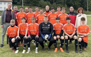 Andrea Gollwitzer (r.) und Ludwig Gollwitzer (l.) übergaben den U19-Fußballern des TSV Flossenbürg mit ihren Funktionären Udo Zahn (hinten, 2. v. l.), Jürgen Kraus (hinten, 4. v. l.) und Michael Jung (hinten, 2. V. r.) vor dem Derby gegen den SV Floß einen neuen Trikotsatz.