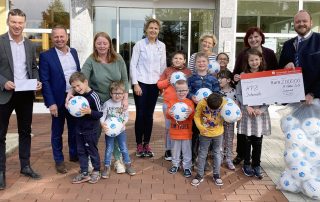 Grund zur Freude: HPZ-Vorstandsvorsitzender Christian Stadler (l.) und Schulleiterin Petra Rothmund (2. v. r) sowie die SVE-Gruppenleiterinnen Martina Snasel, Silvia Ruhland und Annelore Miller (Schule) erhielten von Landrat Andreas Meier (r.) und Gerhard Hösl (Vorstandsvorsitzender Vereinigte Sparkassen; 2. v. l.) einen Spendenscheck über 2000 Euro. Fotos: Petra Kummer/HPZ