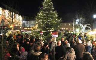 Der Flosser Marktplatz wird am Freitag, 1. Dezember, ab 16 Uhr beim 8. Adventsmarkt der Frauen-Union (FU) wieder im vorweihnachtlichen Glanz erstrahlen.