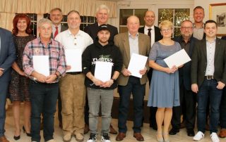 Geschäftsführer Harald Gollwitzer (6. v. r.), seine Ehefrau Andrea (2. v. l.), Juniorchef Ludwig Gollwitzer (3. v. r.), Projektleiter Sead Sehic (2. v. r.), BBIV-Geschäftsführer Martin Schneider (4. v. l.) sowie die Prokuristen Hans Götz (r.) und Manfred Brunner (l.) zeichneten am Freitagabend langjährige Mitarbeiter der Spezialtiefbaufirma Harald Gollwitzer GmbH aus.
