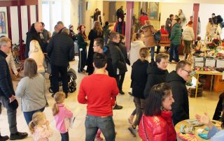 Volles Haus in der „Schule am Kleefeld“ des Heilpädagogischen Zentrums (HPZ) Irchenrieth, in der am Samstag der traditionelle Adventsbasar und das Winterfest stattfanden.