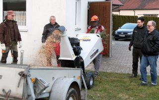 Willkommen im Team: Die Flosser Siedler mit Vorsitzenden Josef Barth (Mitte), den Gerätewarten Manfred Meierhöfer und Willi Hirsch sowie Ausschussmitglied Walter Barth (v. l.) erhielten am Mittwochabend von Juniorchef Matthias Lindner (2. v. r.) von der Firma Landtechnik Lindner die Einweisung für die Inbetriebnahme des neuen Häckslers, den sich Mitglieder und Nichtmitglieder ausleihen können.