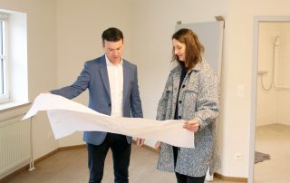 Es lief und läuft alles nach Plan: HPZ-Vorstandsvorsitzender Christian Stadler (l.) lässt sich von HPZ-Bautechnikern Tanja Obwandner (r.) über restlichen Arbeiten im ehemaligen Neustädter „Hotel am Hofgarten“ aufklären.