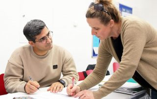 Letzter Feinschliff: Aufmerksam lauscht Hamed Manghabati (l.) den Ausführungen und Verbesserungsvorschlägen seiner zrb-Dozentin Susanne Weimann (r.).