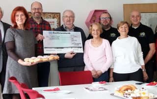 Freude pur: Lions-Präsident Florian Schott (3. v. l.), erste Vizepräsidentin Andrea Gollwitzer (2. v. l.), zweiter Vizepräsident Sebastian Denzler (4. v. r.), Lions Hilfswerks-Vorsitzender Dietmar Prusko (l.) und Lions-Mitglied Christian Kick (2. v. r) übergaben der „Kinderkrebshilfe in der Region Oberpfalz-Nord e. V.“ mit Vorsitzenden Herbert Putzer (4. v. l.), Beisitzerin Jutta Harbig (5. v. r.), Beisitzerin Petra Troppmann (3. v. r.) und dritter Vorsitzenden Gunda Hagn (r.) den Spendenscheck über 8.000 Euro.