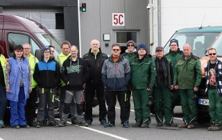 Die Zeichen der Zeit erkannt und gehandelt: Die Werkstätten GmbH des Heilpädagogischen Zentrums (HPZ) Irchenrieth mit ihrem Leiter Josef Albang (l.), Willy Woldrich (Standortleiter der Weidener Regenbogen-Werkstatt, r.), Elke Lehner (Leiterin der Garten- und Landschaftsbau-Abteilung, 5. v. r.), Harald Dirnberger (Fahrzeug-Manager der Werkstatt, 9. v. r.) sowie den Mitarbeitern Christian Ring (2. v. l.) und Manfred Schell (8. v. r.) nahmen vor kurzem zusammen mit den Beschäftigten offiziell die beiden neuen orangefarbenen Kleinlaster in Betrieb.