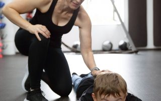 Vorbeugung ist alles: Susi Höchtl (l.), hier mit ihrem Sohn Jonas, weiß um die präventive und unterstützende Wirkung und um die Wichtigkeit des Kinder-Reha-Sports.