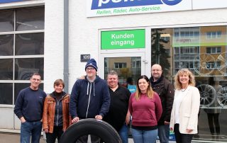 Ein weiteres Beispiel von gelungener Inklusion gibt es bei der Reifen Sellmayr GmbH in Weiden, bei der Patrick B. (3. v. l.) als Mitarbeiter der Werkstätten GmbH des Heilpädagogischen Zentrums (HPZ) Irchenrieth den Sprung in den ersten Arbeitsmarkt gewagt und mit Bravour geschafft hat. Unser Foto zeigt (v. l.): Arwed Schade (Niederlassungsleiter Reifen Sellmayr), Beate Graf (Integrationsberaterin des Integrationsfachdienstes Oberpfalz/Außenstelle Weiden), Stefan Böhm (INTEGRA-Standortleiter des HPZ), Natalie Cataldo (Niederlassungsleiterin Reifen Sellmayr), Josef Albang (Leiter der HPZ-Werkstätten) und Kerstin Nowak (Arbeitsvermittlerin und Ansprechpartnerin für Fördermittel bei der Agentur für Arbeit Weiden).