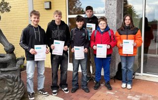 Geschenke zum Abschluss: Am Ende des „Girls‘ und Boys’Day“ am Donnerstag am HPZ Irchenrieth erhielten die sechs Teilnehmerinnen und Teilnehmer ihre Teilnahmebestätigungen, einen USB-Stick sowie Informationsmaterialien rund um die Einrichtung.