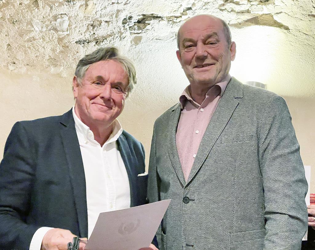 Willi Bollwein (l.) wurde von Vize-Präsidenten Ernst Leibelt (r.) für seine 40-jährige Vereinszugehörigkeit ausgezeichnet. Fotos: Peter Kaluza
