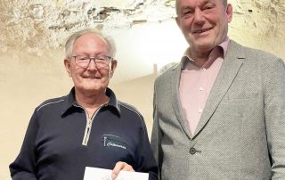 Josef Mäckl (l.), hier mit Vize-Präsidenten Ernst Leibelt (r.), hält seit 40 Jahren dem GLC Schmidmühlen die Treue.