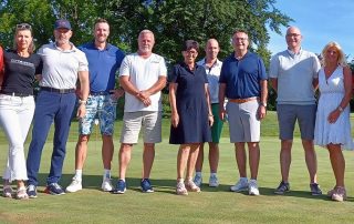 Durchaus spannend verlief am Montag die neunte Auflage des „Preises des Clubwirtes“ des GLC Schmidmühlen, bei dem Spielleiter Reinhold Scharl (r.) die Siegerinnen und die Sieger auszeichnete.