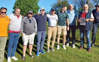 Spielleiter Reinhold Scharl (2. v. r.) gratulierte den Siegern der Fahrenbach-Trophy 2024, die am Wochenende in Schmidmühlen ausgetragen wurde.