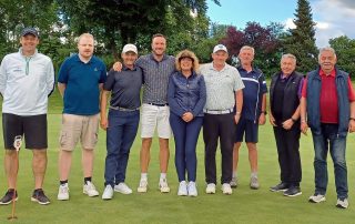 Nur Gewinner hat es am Wochenende beim Golf-Turnier des GLC Schmidmühlen zugunsten der Deutschen Krebshilfe gegeben. GLC- Spielleiter Reinhold Scharl (r.) gratulierte den erfolgreichen Spielerinnen und Spielern.