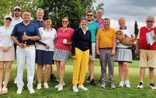 Spielleiter Reinhold Scharl (r.) und die GLCS-Pros Steve Anders und Norbert Hell (hinten l.) gratulierte den Siegerinnen und Siegern des „Ladies first“-Turnieres.