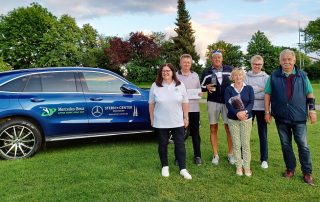 GLCS-Spielleiter Reinhold Scharl (r.) zeichnete die Sieger des „After-Work“-Golf-Cups des Mercedes-Autohauses „Stern-Center“ aus Regensburg aus.