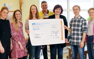 Große Freude über ganz großes Kino: Die Vertreterinnen des Ladies‘ Circle 66 Weiden spendeten an die Schule im Kleefeld im HPZ Irchenrieth 1500 Euro für die neue Bücherei. Unser Foto zeigt (v. l.): Julia Jockwer, Samantha Pflieger, Daniela Bielefeldt, Max Hohlrüther, Petra Rothmund, Christian Reichl und Anne Miller.