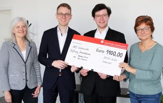 Organist Tom Zilbauer (2. v. l.) und Bariton Raphael Ernst (2. v. r.) überreichten an Brigitte Krause (r.), Geschäftsführerin der „Stiftung Sonnenblume“, und an Daisy Brenner (l.), der stellvertretenden Aufsichtsratsvorsitzenden des Heilpädagogischen Zentrums (HPZ) Irchenrieth, den Spendenscheck über 1100 Euro.