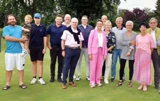 GLCS-Spielleiter Reinhold Scharl (r.) und GLCS-Präsident Harald Thies (l.) nahmen die Siegerehrung des Turnieres zum „55-Jährigen“ des GLC Schmidmühlen vor.