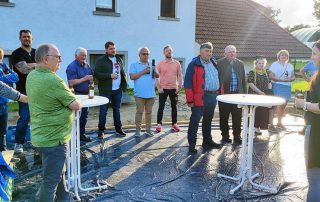 Die Flosser CSU-Familie feierte mit ihrer neuen Veranstaltungsreihe „D'Leit im Mittelpunkt“ im Ortsteil Kalmreuth eine mehr als gelungene Premiere, zu der Ortsverbandsvorsitzende Nadine Gralla-Sommer (vorne, r.) die zahlreichen Teilnehmer begrüßte.