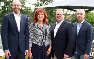 Staffelübergabe: Der bisherige Präsident des Lions Clubs Neustadt/WN-Lobkowitz, Florian Schott (l.), übergab am Freitagabend im Restaurant „Elements“ der BHS Weiherhammer sein Amt an Andrea Gollwitzer (2. v. l.). Ihr zur Seite stehen im kommenden Jahr 1. Vizepräsident Sebastian Denzler (2. v. r.) und 2. Vizepräsident Peter Fleischmann (r.).