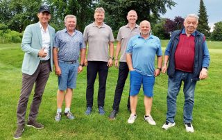 GLCS-Spielleiter Reinhold Scharl (r.), GLCS-Präsident Harald Thies (2. v. l.) und Andreas Westphal (l.) vom „Stern-Center“ zeichneten die Sieger des zweiten „After-Work“-Golf-Cups des Mercedes-Autohauses aus Regensburg aus.
