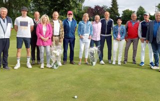 Der Schmidmühlener Präsident Harald Thies (l.) und sein Spielleiter Reinhold Scharl (r.) gratulierten den Siegerinnen und Siegern des 14. Haustechnik Schmid-Cups, bei dem am Samstag 68 Golferinnen und Golfer aus insgesamt sieben Clubs am Start waren.