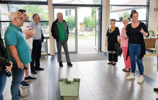 Im Beisein von Bürgermeister Robert Lindner (Mitte) informierte Hausmeister Bernd Volkmer (r.) die Mitglieder des CSU-Ortverbandes mit Vorsitzender Nadine Gralla-Sommer (2. v. r.) über den aktuellen Stand bei der Sanierung der Grund- und Mittelschule.