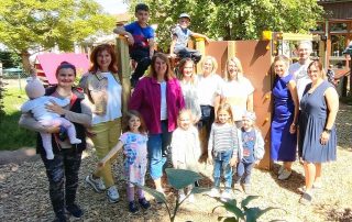 Nur strahlende Gesichter hat es im katholischen Kindergarten St. Johannes M. Vianney gegeben, als vor kurzem die Flosser Unternehmen Nexans autoelectric GmbH und Spezialtiefbaufirma Harald Gollwitzer GmbH den Kindern das neue Klettergerüst übergaben. Unser Foto zeigt v. l. n. r.: Carina Gmeiner (Förderverein), Andrea Gollwitzer (Spezialtiefbaufirma Gollwitzer), Susi Gradl-Puttke, Daniele Schmid, Marina Höfner (alle vom Förderverein), Katja Buchner (Vorsitzende des Fördervereines), Maria Schmidt (Nexans autoelectric GmbH), Kindergartenleiter Sebastian Reil und stellvertretende Kindergartenleiterin Svenja Horn. Foto: Privat