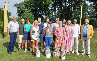 GLC-Vizepräsident Ernst Leibelt (l.) und Spielführer Reinhold Scharl (r.) und die Organisatoren Anne und Christian Müller (2. und 3. v. r.) gratulierten den Teilnehmern und den Gewinnern der DVAG-Trophy, die am Wochenende erneut Station beim GLC Schmidmühlen machte.