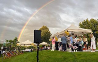 Ein Bild der Hoffnung: Bei der Siegerehrung des Benefiz-Turnieres zugunsten der dreijährigen Klara schien nicht nur die Sonne. Als Organisator Christian Obier das stolze Spendenergebnis von 3000 Euro bekannt gab, zeigte sich auch ein zweifacher Regenbogen. Foto: Privat