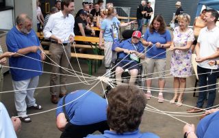 Jede Menge Spaß hatten auch die Ehrengäste beim gemeinsamen Geschicklichkeitsspiel, an dem auch die Vertreter des HPZ-Werkstattrates teilnahmen.