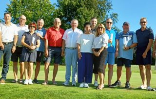 Harald Pirzer (l.) vom Sponsor „ELTeam GmbH“, GLC-Präsident Harald Thies (7. v. l.) und GLC-Spielführer Reinhold Scharl (r.) gratulierten den Siegern des Turnieres um den „ELTeam“-Cup 2024, das am Samstag in Schmidmühlen ausgespielt wurde.