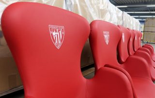 Im passenden Vereinsrot sowie mit dem Vereinslogo verziert sind die 54 Spieler- und Trainersitze für das Nachwuchsleistungszentrum „Lezema“ des spanischen Fußball-Erstligisten Athletic Bilbao von der Ursensollener Firma „Käfer & Hummel Polstertechnik“ produziert worden. Fotos: „Käfer & Hummel“