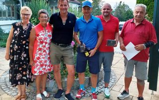 GLCS-Spielleiter Reinhold Scharl (r.) und Andreas Westphal (3. v. l.) vom „Stern-Center“ zeichneten die Sieger des vierten „After-Work“-Golf-Cups des Mercedes-Autohauses aus Regensburg aus.