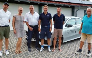 GLCS-Spielleiter Reinhold Scharl (r.) zeichnete die Sieger des fünften „After-Work“-Golf-Cups des Mercedes-Autohauses aus Regensburg aus.