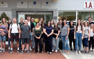 Willkommen im HPZ Irchenrieth: Ausbildungsleiterin Tina Beer (l.) und die JAV-Vertreter Felix Beimler, Selina Schätzler und Marbella Geppert begrüßten vor kurzem 24 neue Auszubildende. Foto: Petra Kummer