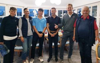 GLCS-Spielleiter Reinhold Scharl (r.) und Andreas Westphal (2. v. r.) vom „Stern-Center“ zeichneten die Sieger des sechsten „After-Work“-Golf-Cups des Mercedes-Autohauses aus Regensburg aus.