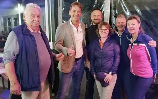 GLCS-Spielleiter Reinhold Scharl (l.) und Andreas Westphal (2. v. rl) vom „Stern-Center“ zeichneten die Sieger des siebten „After-Work“-Golf-Cups des Mercedes-Autohauses aus Regensburg aus.