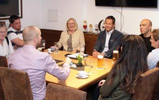 CSU-Bundestagsabgeordneter Albert Rupprecht (4. v. r.) stand beim Sondierungsgespräch bei der Flosser CSU sehr offen Rede und Antwort.