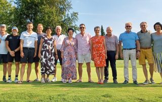 Willy Schildt hob GLC 1969 aus der Taufe. Ihm zu Ehren fand vor kurzem das Turnier um den Gedächtnis-Pokal statt, bei dem GLCS-Präsident Harald Thies (r.) und Spielleiter Reinhold Scharl (l.) die Siegerehrung vornahmen.