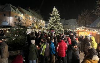Der Flosser Marktplatz wird am Freitag, 29. November, ab 16 Uhr beim 9. Adventsmarkt der Frauen-Union (FU) wieder im vorweihnachtlichen Glanz erstrahlen.