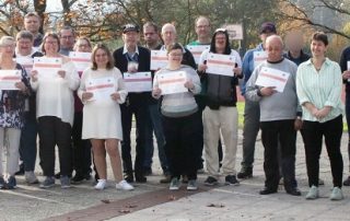 Diese schon lange Jahre in der HPZ-Werkstatt beschäftigten Frauen und Männer sind am Dienstagnachmittag für ihr langjähriges Engagement und ihren Einsatz von Vorstandsvorsitzenden Christian Stadler (l.), von Werkstatt-Gesamtleiter Josef Albang (4. v. l.), von BBB- und Sozialdienst-Leiterin Anna Dettelbacher (2. v. l.), von Frauenbeauftragter Sabine Schatz (9. v. l.) und von den Mitgliedern des Werkstattrates, Peter Weig (4. v. l.) und Stefan Beutl (4. v. r.), ausgezeichnet worden.